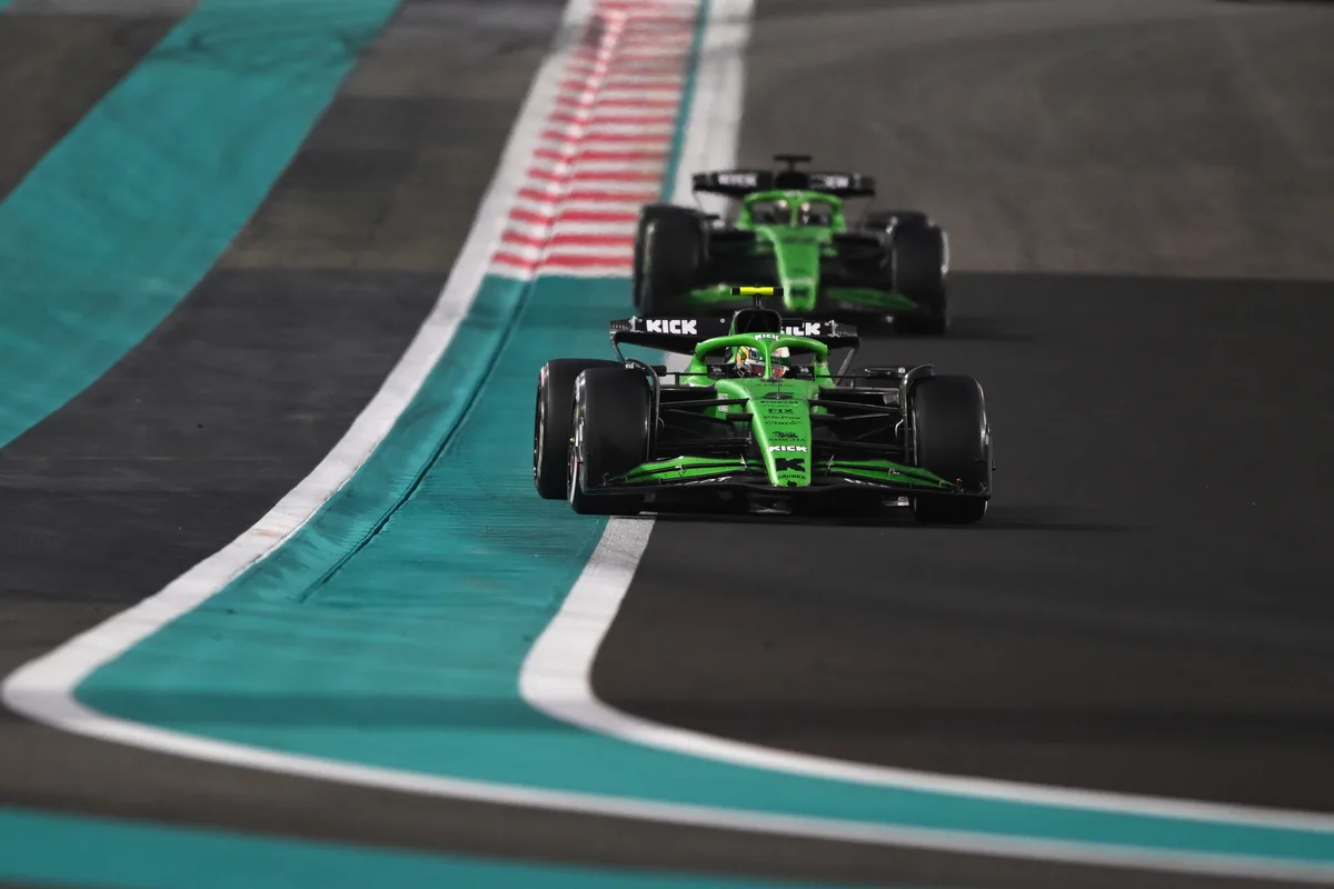 Zwei Rennautos des Sauber-Rennstalls fahren auf einer Rennstrecke.